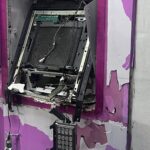 Cajero automático con su estructura exterior dañada y componentes internos expuestos.