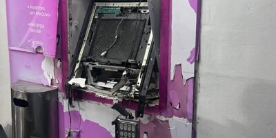 Cajero automático con su estructura exterior dañada y componentes internos expuestos.
