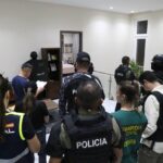 Agentes de Policía y otras personas en el interior de una vivienda durante un operativo.