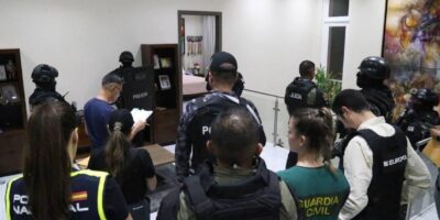 Agentes de Policía y otras personas en el interior de una vivienda durante un operativo.