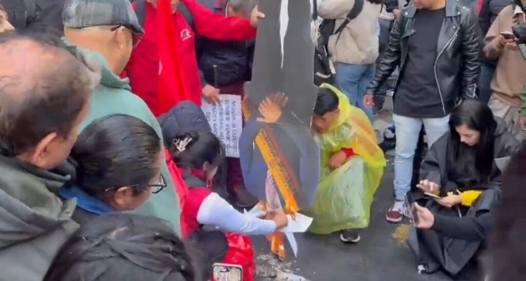 Queman imagen de Daniel Noboa en protestas en Quito.