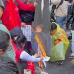Queman imagen de Daniel Noboa en protestas en Quito.