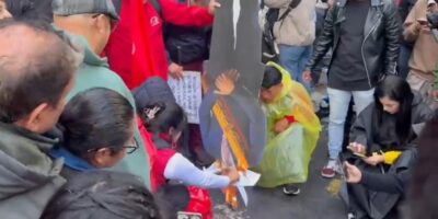 Queman imagen de Daniel Noboa en protestas en Quito.