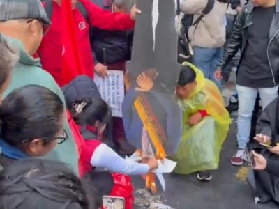 Queman imagen de Daniel Noboa en protestas en Quito.